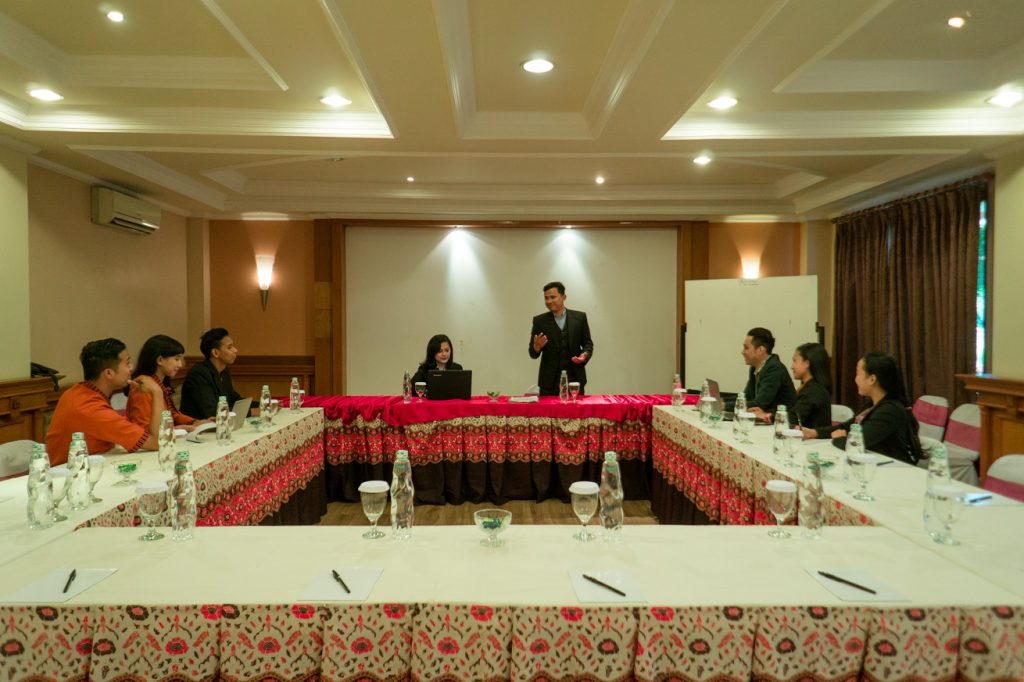 LUXURIOUS MEETING ROOM